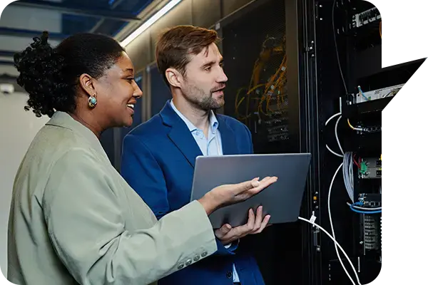 IT engineers connecting managed internet services